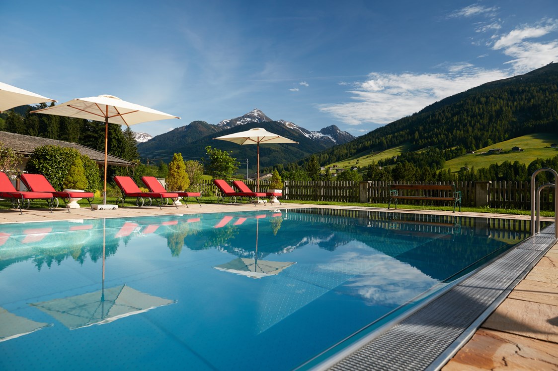 Wellnesshotel: Panorama Wellnessgarten mit Pool und traumhafter Aussicht - Alpbacherhof****s - Mountain & Spa Resort