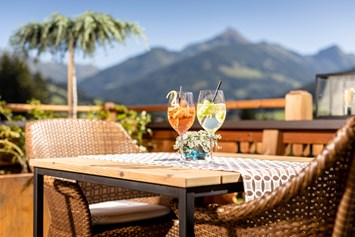 Wellnesshotel: Großzügige Sonnenterrasse mit herrlichem Panoramablick. Gemütlich fürs Frühstück oder den Nachmittagskaffee ... - Alpbacherhof****s - Mountain & Spa Resort