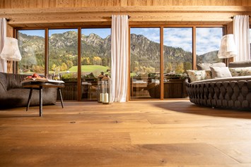 Wellnesshotel: Leselounge "Wolke 7" - gemütliches Holz, warme Farben, Bergsicht und viel Ruhe - Alpbacherhof****s - Mountain & Spa Resort