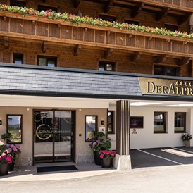 Wellnesshotel: Hoteleingang 4 Sterne Superior Hotel Der Alpbacherhof
 - Alpbacherhof****s - Mountain & Spa Resort