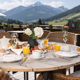 Wellnesshotel: Herrliche Ausblicke beim reichhaltigen Frühstück auf der Panoramaterrasse
 - Alpbacherhof****s - Mountain & Spa Resort