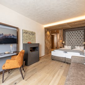 Wellnesshotel: Wohnkomfortzimmer Naturblick, neu seit Frühjahr 2021 - Blick ins Zimmer - Alpbacherhof****s - Mountain & Spa Resort