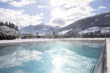 Wellnesshotel: Auch im Winter lohnt sich ein Bad im beheizten Außenpool. - Alpbacherhof****s - Mountain & Spa Resort
