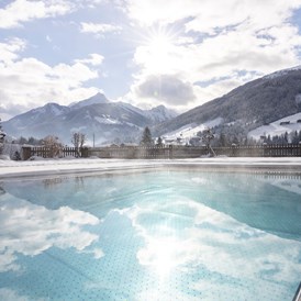 Wellnesshotel: Auch im Winter lohnt sich ein Bad im beheizten Außenpool. - Alpbacherhof****s - Mountain & Spa Resort