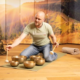 Wellnesshotel: Klangschalenmeditation mit unserem Yogalehrer Jan - Alpbacherhof****s - Mountain & Spa Resort