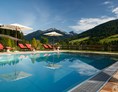 Wellnesshotel: Panorama Wellnessgarten mit Pool und traumhafter Aussicht - Der Alpbacherhof ****s Natur & Spa Resort