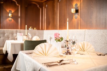 Wellnesshotel: Neu renoviertes Restaurant - edle Stoffe, warme Lichtelemente, stilvoll und elegant - Der Alpbacherhof ****s Natur & Spa Resort