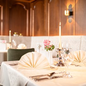 Wellnesshotel: Neu renoviertes Restaurant - edle Stoffe, warme Lichtelemente, stilvoll und elegant - Der Alpbacherhof ****s Natur & Spa Resort