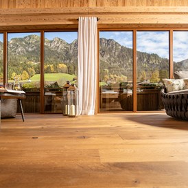Wellnesshotel: Leselounge "Wolke 7" - gemütliches Holz, warme Farben, Bergsicht und viel Ruhe - Der Alpbacherhof ****s Natur & Spa Resort