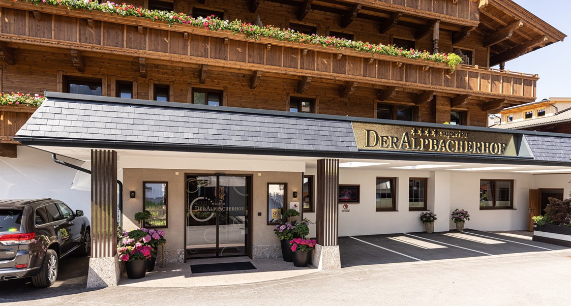 Wellnesshotel: Hoteleingang 4 Sterne Superior Hotel Der Alpbacherhof
 - Der Alpbacherhof ****s Natur & Spa Resort