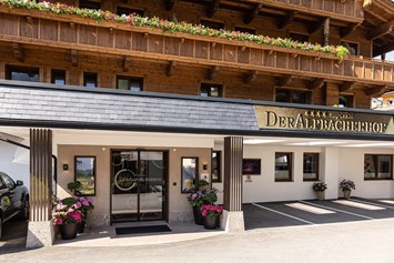 Wellnesshotel: Hoteleingang 4 Sterne Superior Hotel Der Alpbacherhof
 - Der Alpbacherhof ****s Natur & Spa Resort