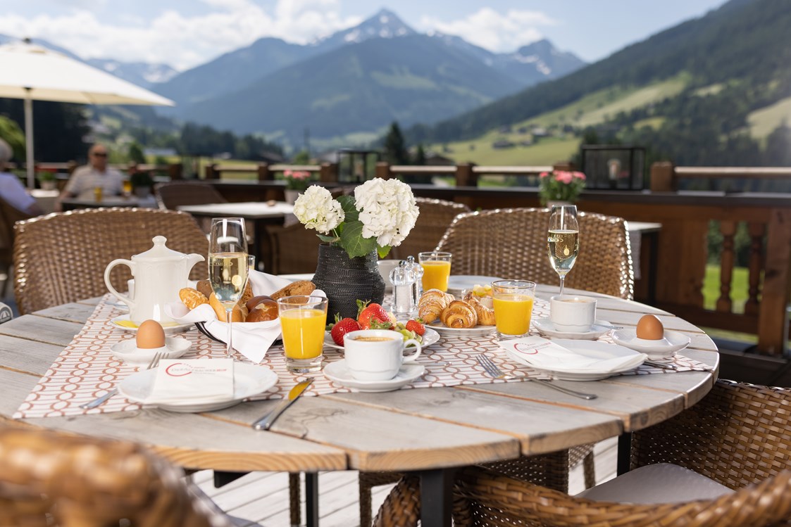 Wellnesshotel: Herrliche Ausblicke beim reichhaltigen Frühstück auf der Panoramaterrasse
 - Der Alpbacherhof ****s Natur & Spa Resort