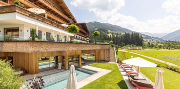 Wellnessurlaub - Tiroler Unterland - Aussicht und Ruhe im Adults Only Garten mit Whirlpool - Der Alpbacherhof ****s Natur & Spa Resort