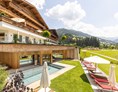 Wellnesshotel: Aussicht und Ruhe im Adults Only Garten mit Whirlpool - Der Alpbacherhof ****s Natur & Spa Resort