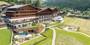 Wellnessurlaub - Tirol - Unverbaute Ausblicke, Ruhe und ganz viel Raum im Panoramagarten und der Panoramawiese - Der Alpbacherhof ****s Natur & Spa Resort