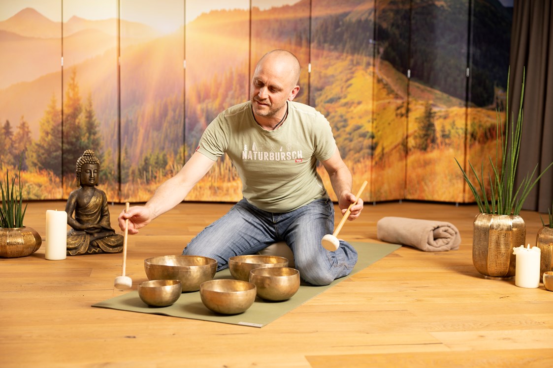 Wellnesshotel: Klangschalenmeditation mit unserem Yogalehrer Jan - Der Alpbacherhof ****s Natur & Spa Resort