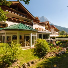 Wellnesshotel: Hotel Sommer von Außen - Hotel Alpen Residence