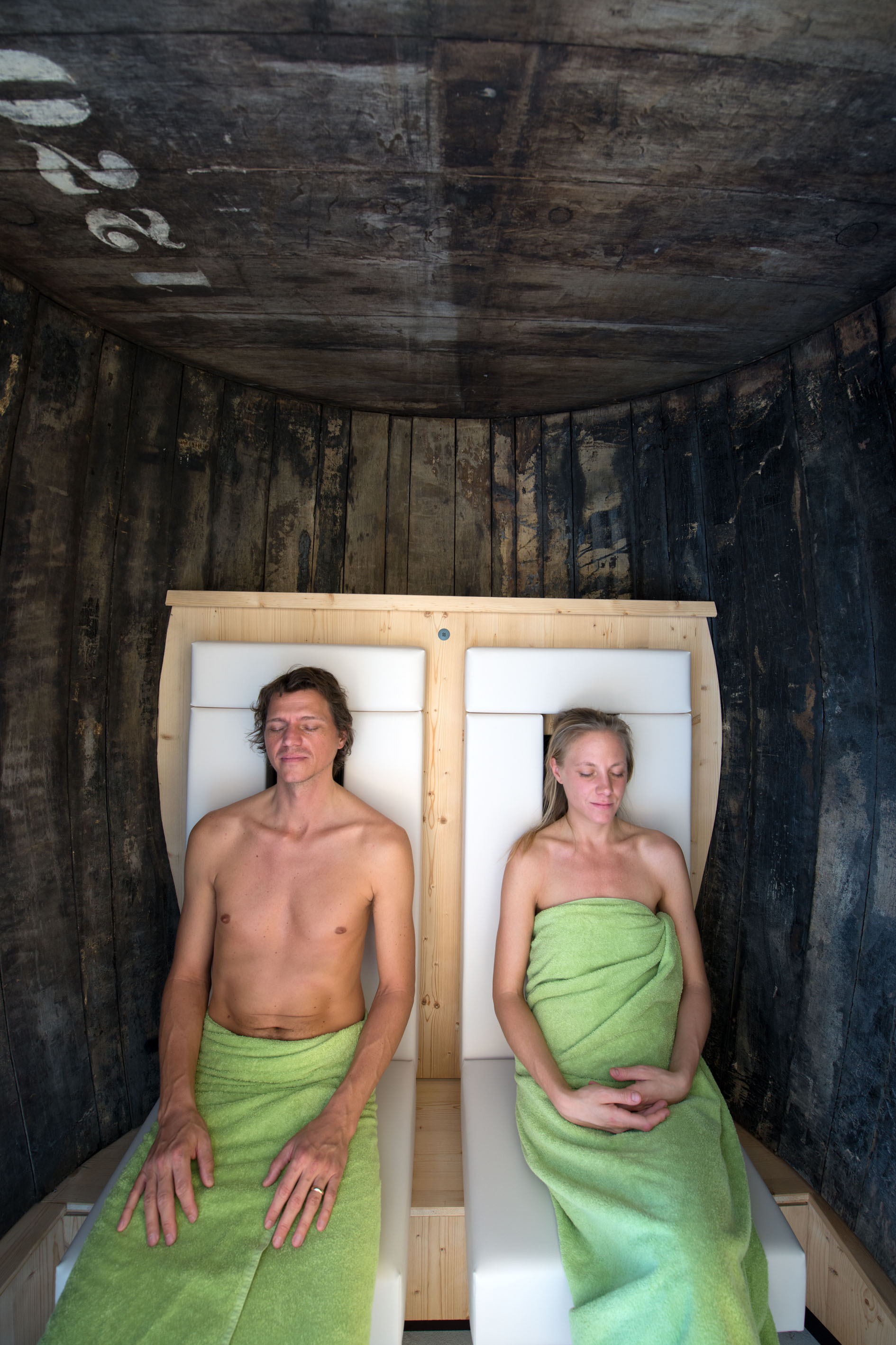 Althof Retz Landgut & SPA Saunen und Bäder im Detail Infrarot im Weinfaß