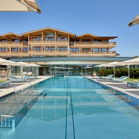 Wellnesshotel: Hotelgebäude mit Indoor-Outdoor-Pool - Laschenskyhof