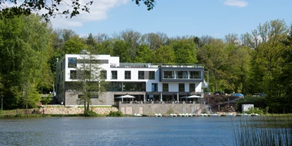 Wellnessurlaub - Ganzkörpermassage - Esthal - Außenansicht Seeseite - PETERS Hotel & Spa