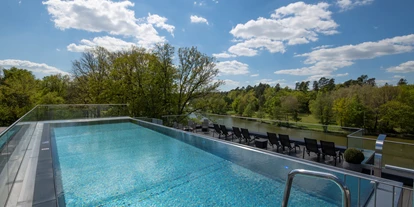 Wellnessurlaub - Ganzkörpermassage - Esthal - Outdoorpool 30° beheizt - PETERS Hotel & Spa