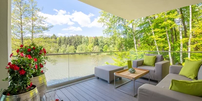 Wellnessurlaub - Ganzkörpermassage - Esthal - Lounge mit Seeblick - PETERS Hotel & Spa