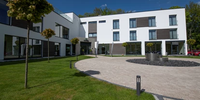Wellnessurlaub - Ganzkörpermassage - Esthal - Außenansicht Eingang - PETERS Hotel & Spa
