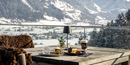 Wellnessurlaub - Day SPA - Altenmarkt im Pongau - Sonnenterrasse im Winter mit hausgemachten Köstlichkeiten - DAS.GOLDBERG