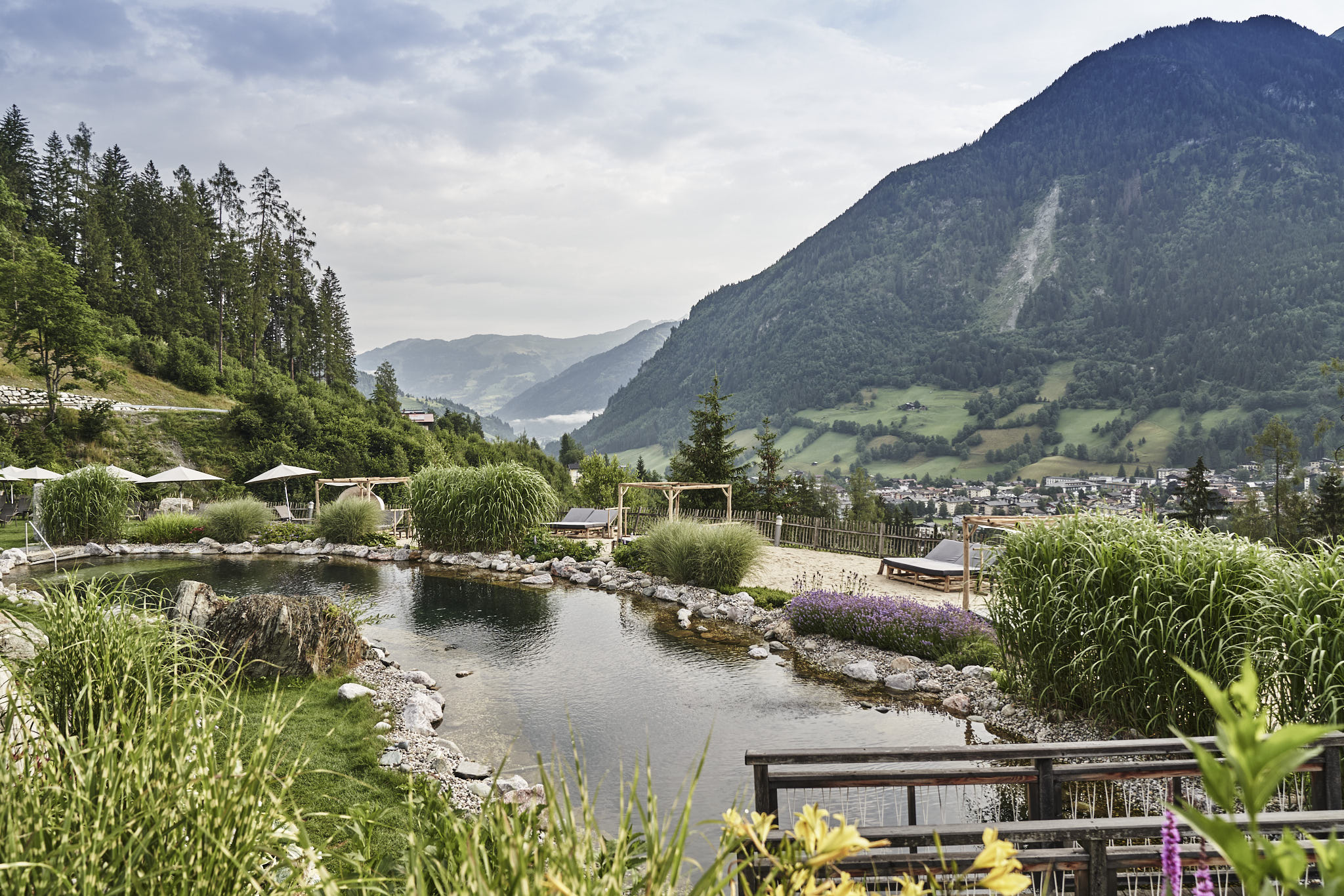 Wellnesshotel: Naturbadesee im Spa Garten - DAS.GOLDBERG - Wasser