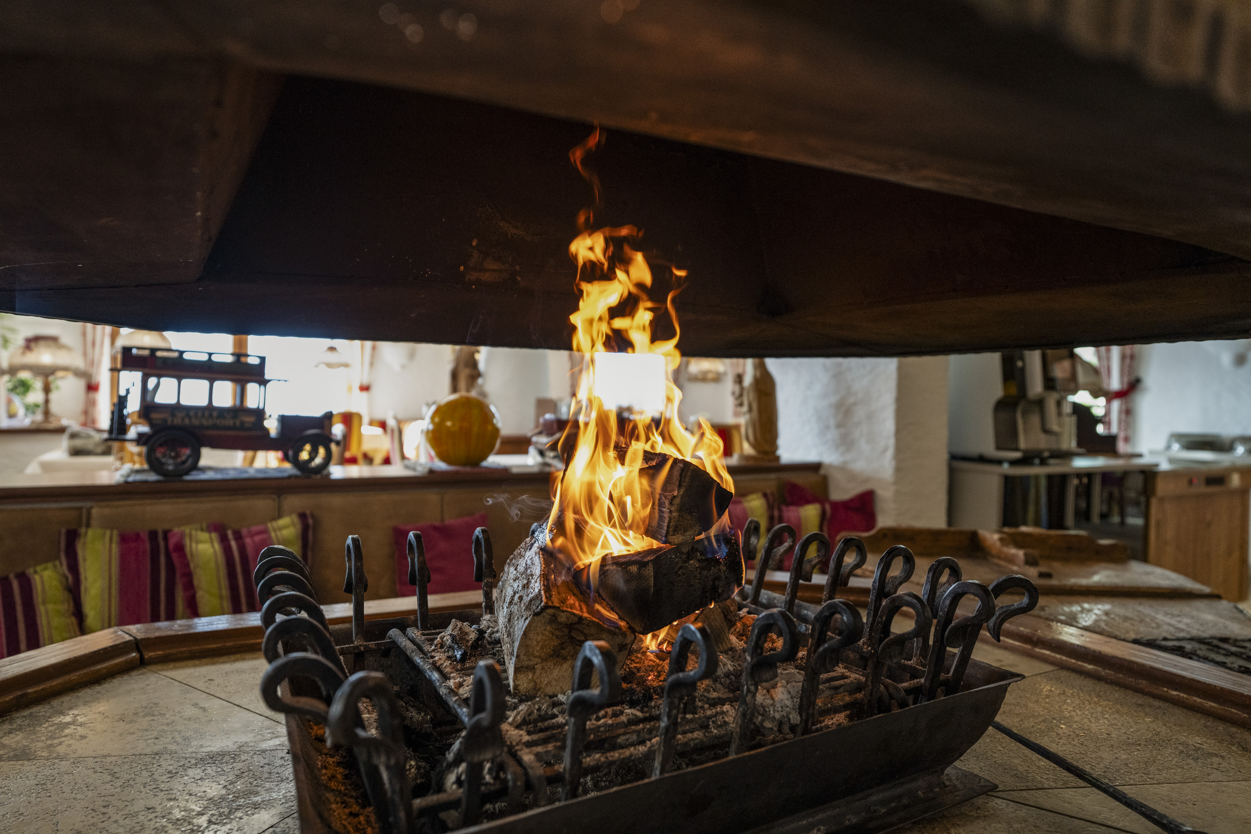 Wellnesshotel: Feuer am offenen Kamin in der Lobby - Hotel Glocknerhof **** - Kulinarik | Restaurant