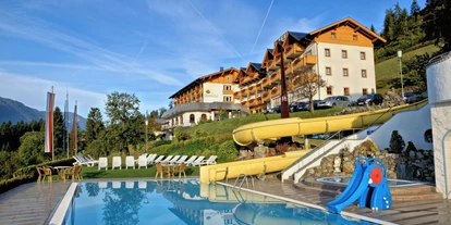Wellnessurlaub - Day SPA - Emmersdorf (Nötsch im Gailtal) - Freibad mit Wasserrutsche und Liegewiese - Hotel Glocknerhof