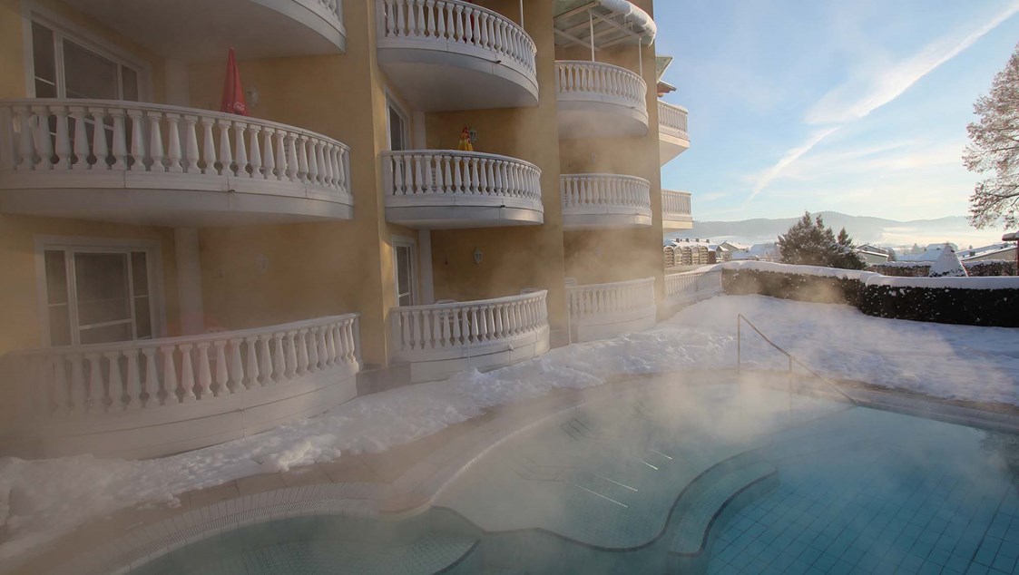 Wellnesshotel: Hotel Almesberger****s Beheizter Pool im Winter - Hotel Almesberger****s