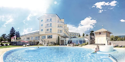 Wellnessurlaub - Day SPA - Knotzberg (Neukirchen am Walde, Natternbach) - Hotel Almesberger****s Außenpool im Sommer - Hotel Almesberger****s