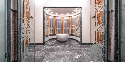 Wellnessurlaub - Day SPA - Knotzberg (Neukirchen am Walde, Natternbach) - Hotel Almesberger****s Freistehende Badewanne in der Suite - Hotel Almesberger****s