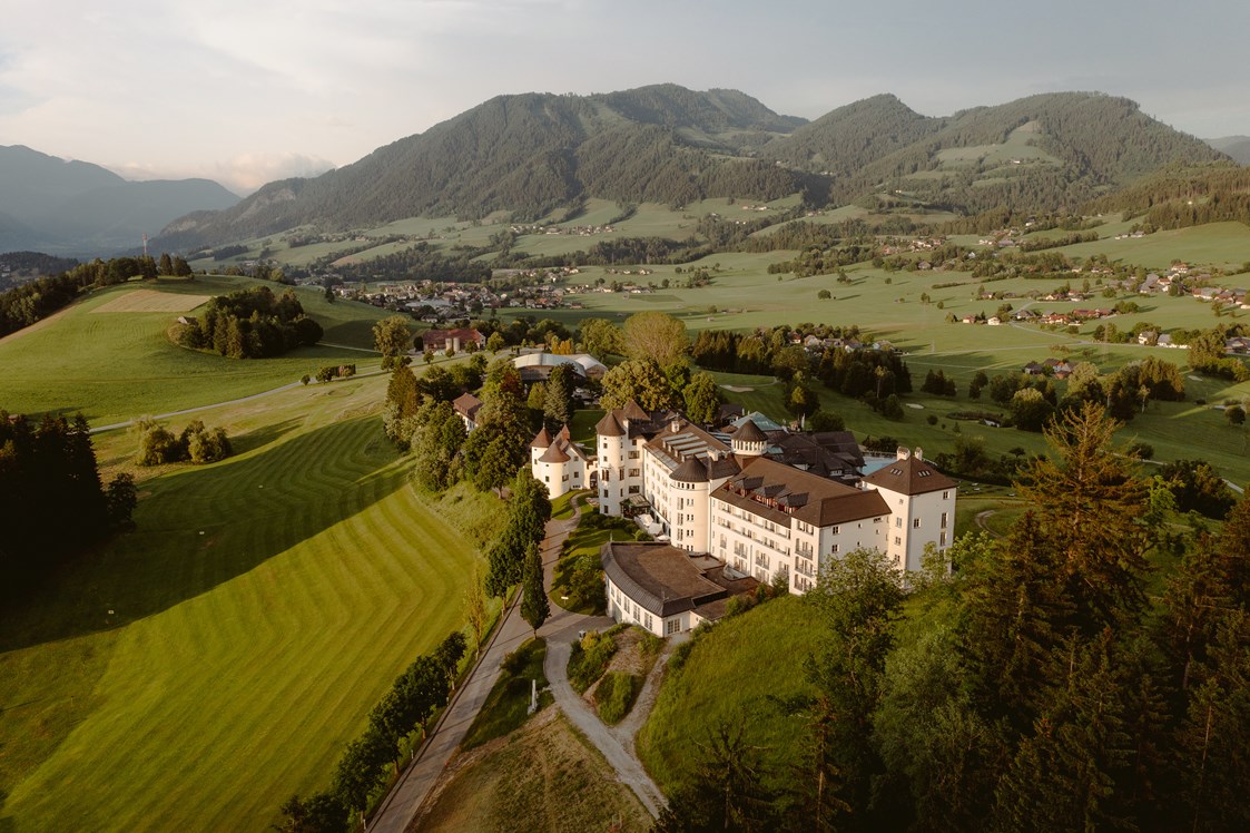 Wellnesshotel: IMLAUER Hotel Schloss Pichlarn, Luftaufnahme - IMLAUER Hotel Schloss Pichlarn