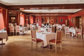 Wellnesshotel: Restaurant Roter Salon, Innenansicht - IMLAUER Hotel Schloss Pichlarn
