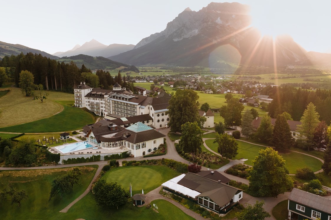 Wellnesshotel: IMLAUER Hotel Schloss Pichlarn, Drohnenaufnahme - IMLAUER Hotel Schloss Pichlarn