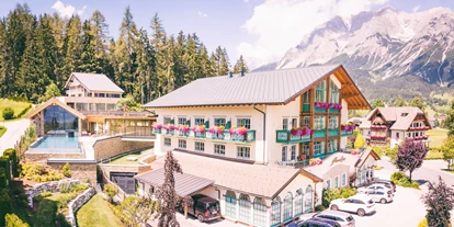 Wellnessurlaub - Hunde: auf Anfrage - Schöder - 
In unserem Hotel erwartet Sie…
…ein heimeliges, liebevoll gestaltetes Haus in dem Sie von Herzen willkommen sind. Und eine Gastgeber-Familie für die es nichts Schöneres gibt, als glückliche Gäste im Haus.
Wir sind….
…eine sportliche Familie, die das was „sie“ liebt an Sie weitergeben möchte: die Liebe zur Natur und zur Bewegung.
Aus diesem Grund haben wir uns dem Thema Aktivurlaub verschrieben und wir verzichten dabei ganz bewusst auf eine Hotelbar und Après Ski. - Hotel Annelies