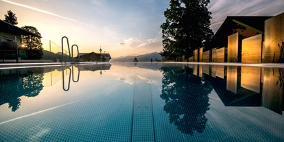 Wellnessurlaub - Hunde: auf Anfrage - Schöder - 
Freiheit genießen, inmitten der Schladming/Dachstein Bergwelt, klare Bergluft einatmen und loslassen. Ein anderer Ort, ein neuer Horizont und Gedanken, die fliegen. Schweben und ins Ich zurückziehen – Zeit zum Träumen nehmen.
18 Meter lang und 5 Meter breit ist Ihre neue Oase zum Träumen, die sie mit 30°C warmen Wasser sanft umhüllt und schwebend in die spektakuläre Landschaft hinausragt. - Hotel Annelies