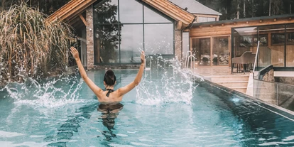 Wellnessurlaub - Hunde: auf Anfrage - Schöder - Der Infinity Pool ist täglich von 7:30 bis 19:30 Uhr für Sie geöffnet (Winteröffnungszeiten: 7:30 bis 9:30 Uhr und 14:30 bis 19:00 Uhr) - Hotel Annelies