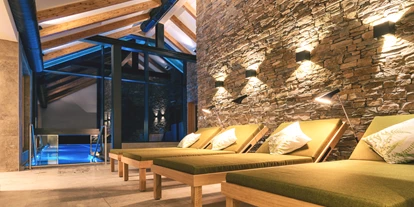 Wellnessurlaub - Hunde: auf Anfrage - Schöder - 
Pool Haus
Niemals konnten Sie die Morgensonne besser genießen als auf einer
der 5 Wellness Liegen in unserem Poolhaus.
Denn hier blicken Sie über den Infinitypool direkt in den Sonnenaufgang, dazu das sanfte Wasserrauschen… so kann der Tag nur perfekt werden.
 - Hotel Annelies