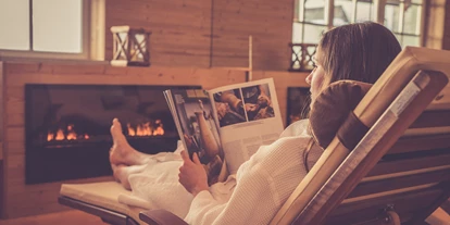 Wellnessurlaub - Hunde: auf Anfrage - Schöder - 
Kaminzimmer
Ruhige Momente mit allen Sinnen wahrnehmen
Ein flackerndes Feuer, wärmende Atmosphäre und ein Blick in die Natur  hier erwarten Sie 8 gemütlichen Gesundheitsliegen auf denen das kleine Nickerchen gerne zum Tiefschlaf wird.
 - Hotel Annelies