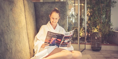 Wellnessurlaub - Hunde: auf Anfrage - Schöder - 
Ruheraum Wellness
Genießen Sie die einzigartigen Augenblicke der Entspannung, lassen Sie auf insgesamt 12 feinen Wellness Liegen die Urlaubseindrücke auf sich wirken und lauschen Sie den leisen Klängen der Musik.
Unser Wellness Ruheraum lädt direkt nach der Sauna oder nach dem Schwimmen zum Ruhen ein, mit Kuschelecke und Lounge.
 - Hotel Annelies