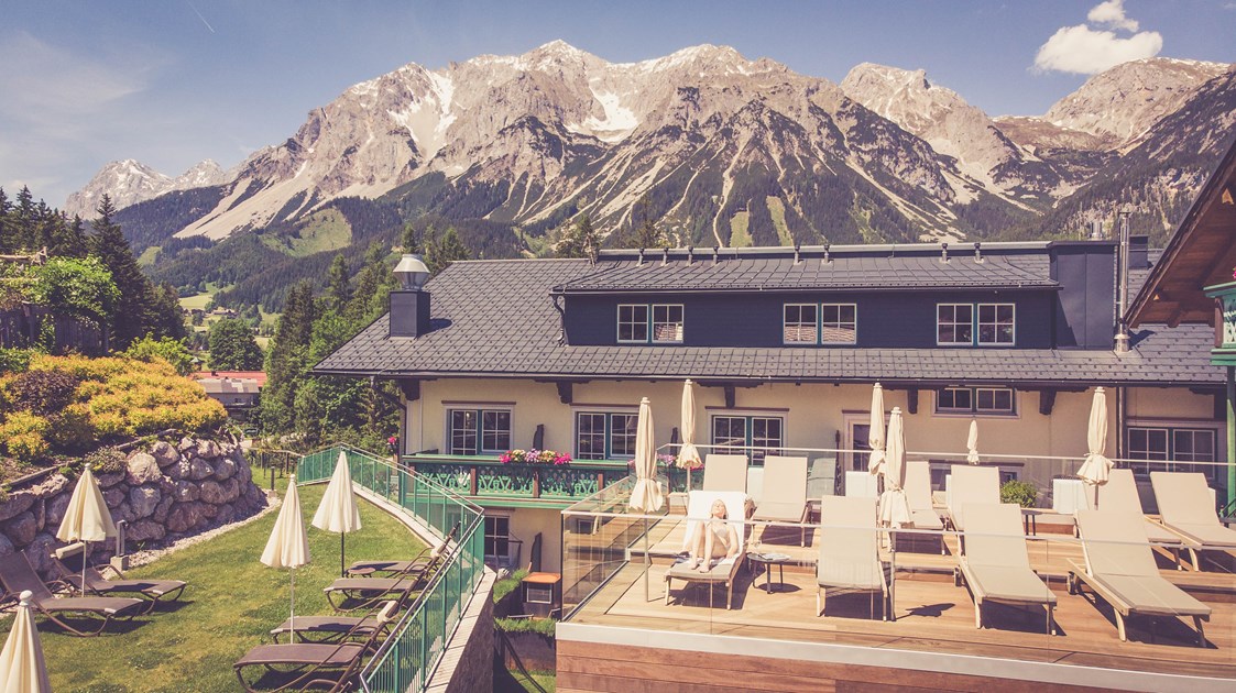 Wellnesshotel: Sky-Sonnenterrasse mit herrlichem Panoramablick auf die Bergwelt
 - Hotel Annelies