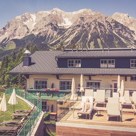 Wellnesshotel: Sky-Sonnenterrasse mit herrlichem Panoramablick auf die Bergwelt
 - Hotel Annelies