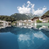 Wellnesshotel: Pool Ansicht Richtung Hotel & Grünberg - STOCK resort