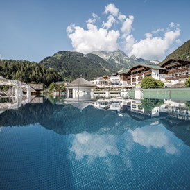 Wellnesshotel: Pool Ansicht Richtung Hotel & Grünberg - STOCK resort