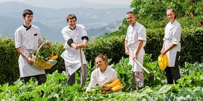 Wellnessurlaub - Dorf Tirol - Junior- und Küchenchef Reinhold mit seinem Küchenteam - Sonnenhotel Adler Nature Spa Adults only