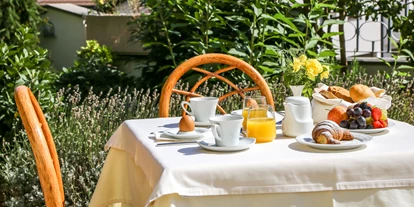 Wellnessurlaub - Dorf Tirol - Frühstück im Freien - Sonnenhotel Adler Nature Spa Adults only