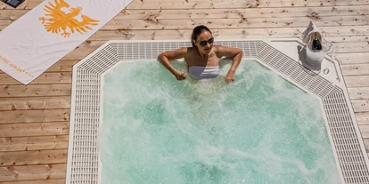 Wellnessurlaub - Dorf Tirol - Outdoor-Whirlpool - Sonnenhotel Adler Nature Spa Adults only